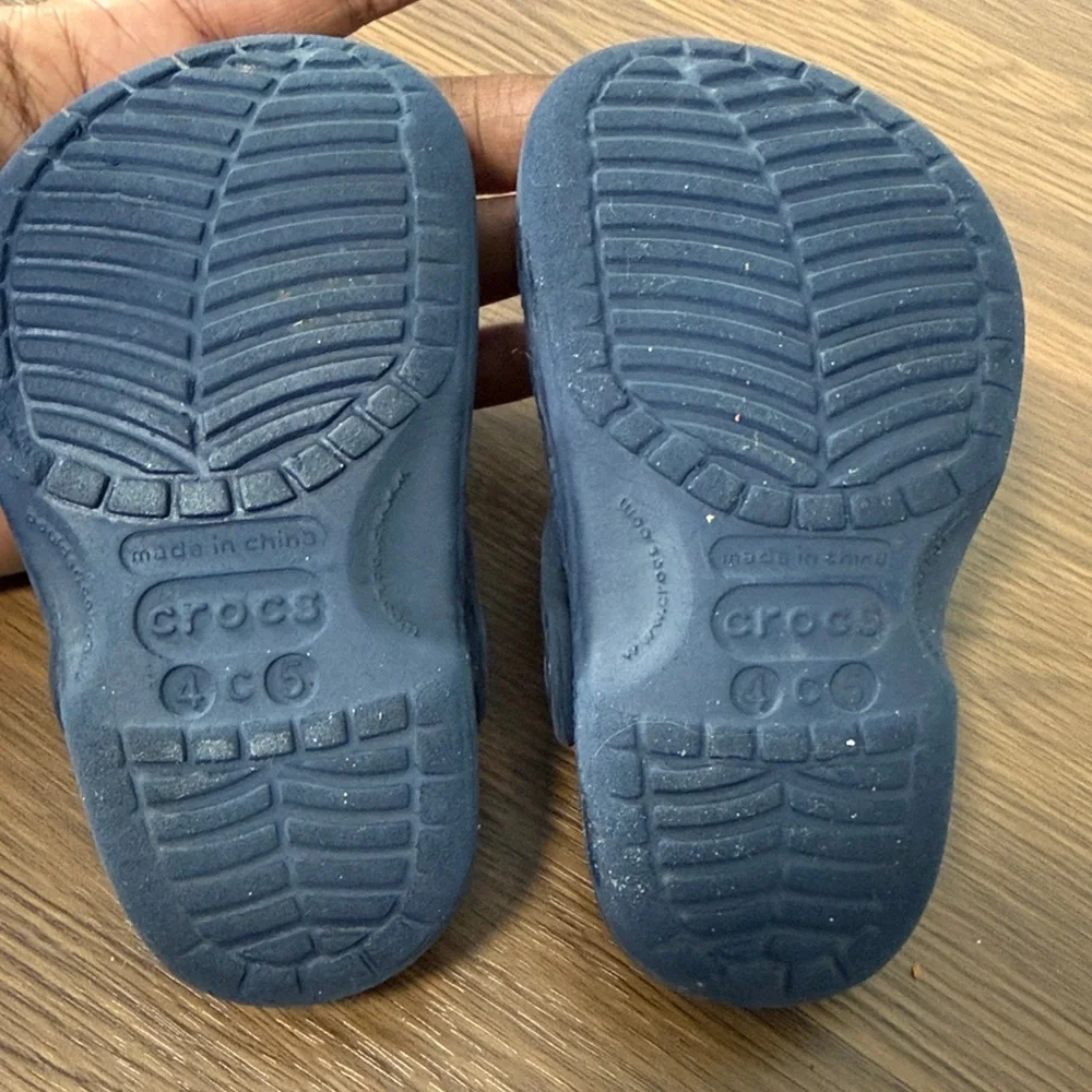 CROCS Kids Dark Blue Clogs size 4/5‎
